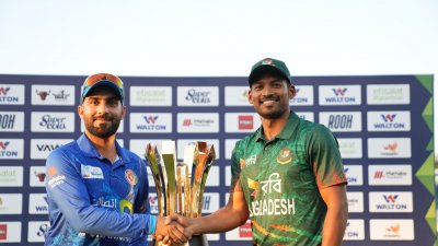 ট্রফির সামনে বাংলাদেশ অধিনায়ক নাজমুল হোসেন শান্ত ও আফগান অধিনায়ক হাশমতউল্লাহ শহীদী।