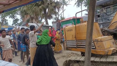 অবৈধ স্থাপনা উচ্ছেদ অভিযানে বাধা দিয়েছেন স্থানীয়রা