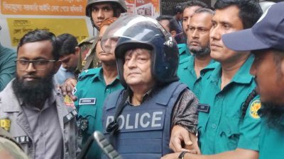 আদালত চত্বরে র আ ম উবায়দুল মোকতাদির চৌধুরী
