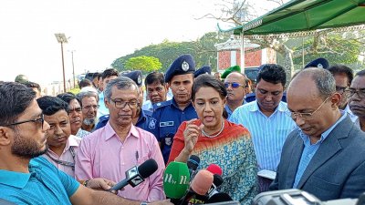 সাংবাদিকদের সঙ্গে কথা বলছেন পরিবেশ, বন ও জলবায়ু পরিবর্তন উপদেষ্টা সৈয়দা রিজওয়ানা হাসান