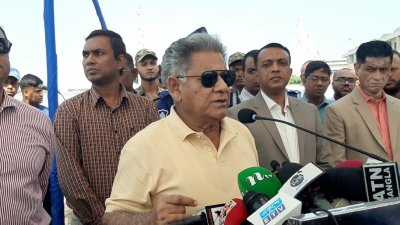 মোংলা বন্দরে সাংবাদিকদের সঙ্গে কথা বলেন এম সাখাওয়াত হোসেন