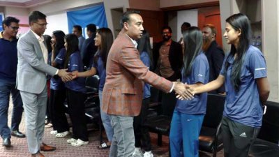 তাবিথ মেয়েদের সঙ্গে কথা বলেছেন