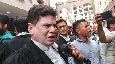 আমির হোসেন আমুর পক্ষে আদালতে দাঁড়িয়েছিলেন আইনজীবী স্বপন রায় চৌধুরী