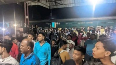 স্টেশনে যাত্রীদের হট্টগোল