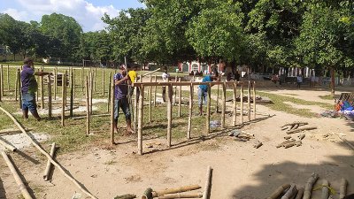 রংপুর জিলা স্কুল মাঠে চলছে মঞ্চ তৈরির কাজ