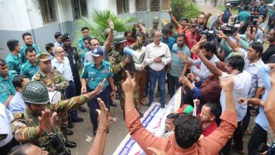 কর্মকর্তা-কর্মচারীরা উপাচার্যকে অবরুদ্ধ করে বিক্ষোভ করলে সেনাবাহিনী এসে পরিস্থিতি নিয়ন্ত্রণে আনে