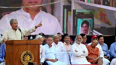 র‌্যালিপূর্ব সমাবেশে বক্তব্য রাখছেন মির্জা ফখরুল ইসলাম আলমগীর
