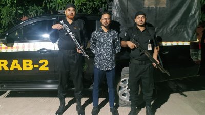 র‌্যাবের হেফাজতে গ্রেফতার দাউদ খান