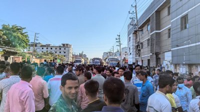 বকেয়া বেতনের দাবিতে ঢাকা-ময়মনসিংহ মহাসড়ক অবরোধ করে বিক্ষোভ করছেন গাজীপুরের টি এন জেড অ্যাপারেলস গ্রুপের পোশাক কারখানার শ্রমিকরা