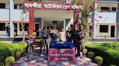 উদ্ধার স্বর্ণের বার ও আটক পাচারকারী