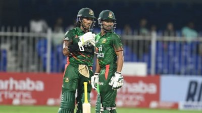 শান্ত ও সৌম্য পঞ্চাশ ছাড়ানো জুটি গড়েন