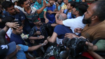আ. লীগের সমর্থকদের মারধর করতে গেলে কয়েকজন শিক্ষার্থী তাদের রক্ষা করতে এগিয়ে আসেন। ছবি: নাসিরুল ইসলাম