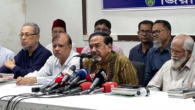 বক্তব্য রাখছেন মেজর (অব.) হাফিজ উদ্দিন আহমেদ