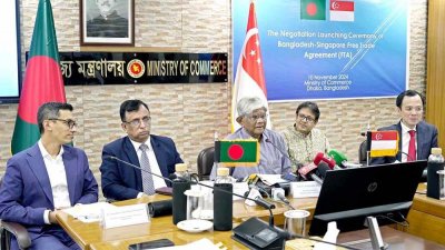 গমধ্যমকর্মীদের সঙ্গে কথা বলছেন বাণিজ্য উপদেষ্টা