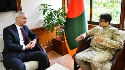 প্রধান উপদেষ্টার বিশেষ দূত লুৎফে সিদ্দিকীর সঙ্গে ঢাকায় নিযুক্ত সুইস রাষ্ট্রদূত রেতো রেংগলি