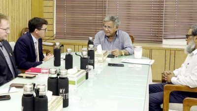 নরওয়ের রাষ্ট্রদূত হকোন অ্যারাল্ড গুলব্র্যান্ডসেনের সঙ্গে বৈঠক করেন নৌপরিবহন এবং বস্ত্র ও পাট উপদেষ্টা ব্রিগেডিয়ার জেনারেল (অব.) ড. এম সাখাওয়াত হোসেন (ছবি: পিআইডি)