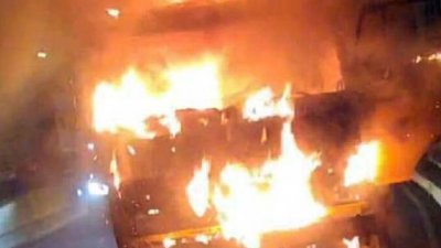 প্রাথমিকভাবে আগুন লাগার কারণ ও হতাহতের কোনও খবর জানাতে পারেনি ফায়ার সার্ভিস