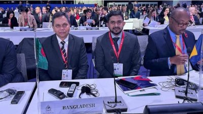 ছবিতে বামে পুলিশ মহাপরিদর্শক (আইজিপি) মো. ময়নুল ইসলাম