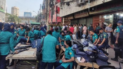 গুলিস্তানে আওয়ামী লীগের পার্টি অফিসের পাশে আইনশৃঙ্খলা বাহিনীর সদস্যরা