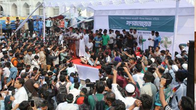 গণজমায়েতে বক্তব্য রাখছেন বৈষম্যবিরোধী ছাত্র আন্দোলনের নেতারা