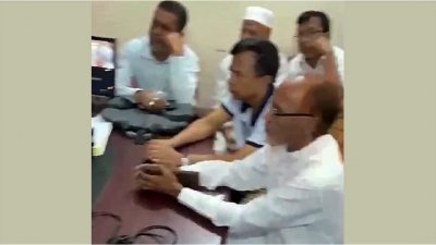 আউলিয়া বাজার পুলিশ ফাঁড়িতে জড়ো হন বিএনপি নেতাকর্মীরা