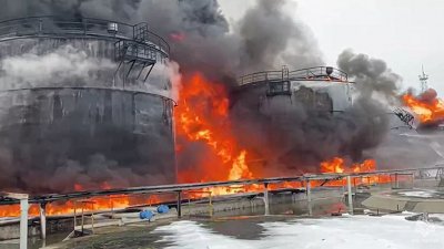 ইউক্রেনের ড্রোন হামলায় বিধ্বস্ত রাশিয়ার একটি তেল ডিপো। ফাইল ছবি: রয়টার্স