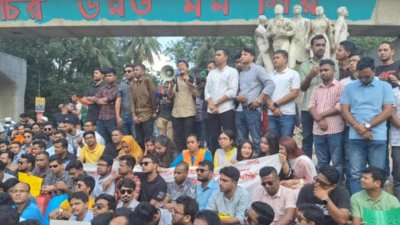 রাজু ভাস্কর্যের সামনে অবস্থান কর্মসূচির আগে ঢাকা বিশ্ববিদ্যালয় ছাত্রদলের সংক্ষিপ্ত সমাবেশ