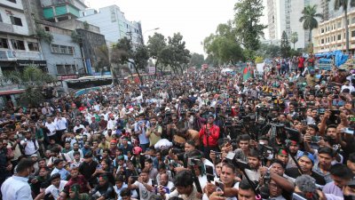 গুলিস্তান জিরো পয়েন্টে অবস্থান নেওয়া বিভিন্ন স্কুল-কলেজের শিক্ষার্থীসহ রাজনৈতিক দলের নেতাকর্মীরা। ছবি: নাসিরুল ইসলাম