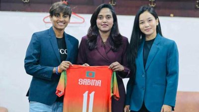 নিগারের সঙ্গে সাবিনা ও ঋতুপর্ণা