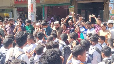 সুইজারল্যান্ডের জেনেভায় আইন উপদেষ্টা আসিফ নজরুলের সঙ্গে অশোভন আচরণের প্রতিবাদে টাঙ্গাইলে প্রতিবাদ সমাবেশ করেছে বৈষম্যবিরোধী ছাত্র আন্দোলন