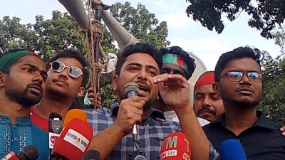 শিক্ষার্থীদের উদ্দেশে বক্তব্য রাখছেন উপদেষ্টা নাহিদ ইসলাম