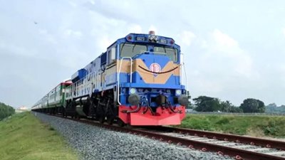 রেললাইনে বসে গল্প করছিলেন তারা
