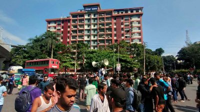 শিক্ষা মন্ত্রণালয়ের সামনে শিক্ষা অধিকার চত্বর অবরোধ করেছেন শিক্ষার্থীরা