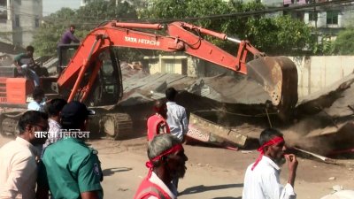 সেনাবাহিনী থেকে সদ্য অব্যাহতিপ্রাপ্ত মেজর জেনারেল জিয়াউল আহসানের বরিশাল নগরের রূপাতলী এলাকায় দখলকৃত জমি থেকে অবৈধ স্থাপনা উচ্ছেদ