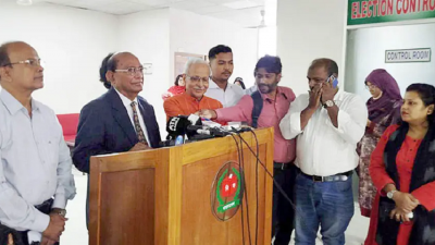 বক্তব্য দিচ্ছেন  সাবেক প্রধান নির্বাচন কমিশনার (সিইসি) মোহাম্মদ আবু হেনা (ছবি: সংগৃহীত)