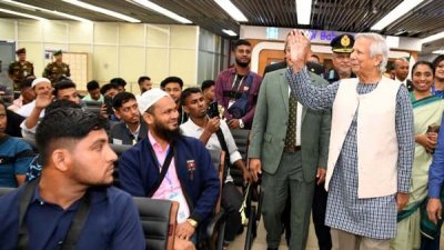 প্রবাসীদের সঙ্গে কুশল বিনিময় করছেন প্রধান উপদেষ্টা অধ্যাপক মুহাম্মদ ইউনূস
