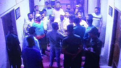 বহিরাগতদের নিয়ে  রাজশাহী মাধ্যমিক ও উচ্চমাধ্যমিক শিক্ষা বোর্ডের চেয়ারম্যান ও সচিবকে শারীরিকভাবে লাঞ্ছিত