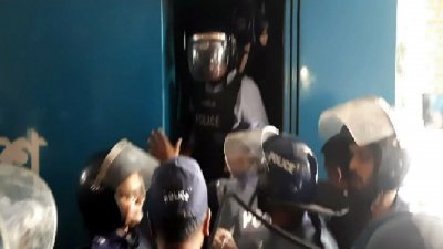 তিন মামলায় আওয়ামী লীগের সভাপতিমণ্ডলীর সদস্য ও সাবেক কৃষিমন্ত্রী আব্দুর রাজ্জাককে গ্রেফতার দেখানো হয়েছে