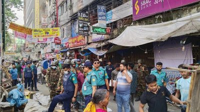 ফার্মগেটে যৌথ বাহিনীর উচ্ছেদ অভিযান, হকারদের বিক্ষোভ
