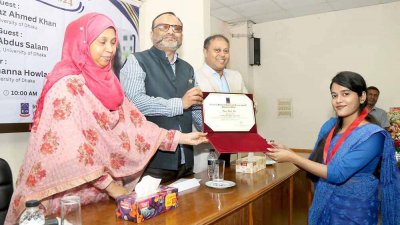 উপাচার্যের কাছ থেকে পদক নিচ্ছেন ফারিয়া রউফ রিয়া