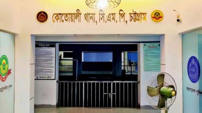 স্থানীয় লোকজন ওই দুজনকে মারতে উদ্যত হলে খবর পেয়ে ঘটনাস্থলে গিয়ে দুই ছাত্রকে কোতোয়ালি থানায় নিয়ে যায় পুলিশ