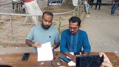 সংবাদ সম্মেলনে বক্তব্য রাখছেন একেএম রাকিব