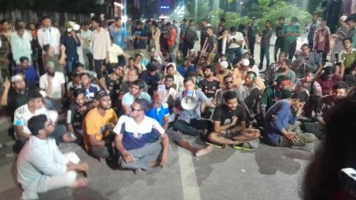 পঙ্গু হাসপাতালের সামনের সড়কে বিক্ষোভ করছেন আন্দোলনে আহত হয়ে চিকিৎসাধীন রোগীরা
