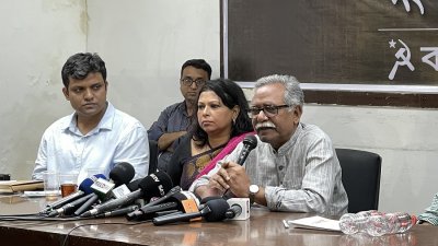 বক্তব্য দিচ্ছেন অধ্যাপক আনু মুহাম্মদ