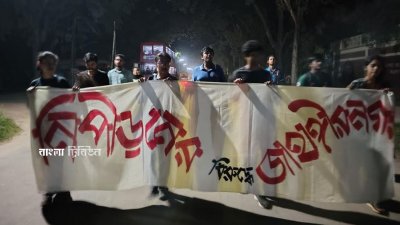 পোশাকশ্রমিক সান্ত্বনা হত্যাকাণ্ডের প্রতিবাদ ও বিচারের দাবিতে বিক্ষোভ মিছিল করেছেন জাহাঙ্গীরনগর বিশ্ববিদ্যালয়ের শিক্ষার্থীরা