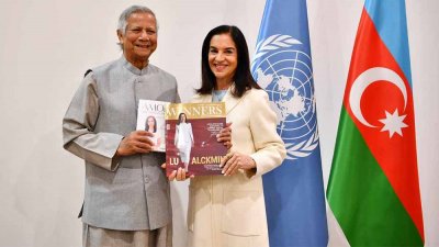 ড. ইউনূসকে নিজের লেখা বই উপহার দেন লু অ্যালকমিন