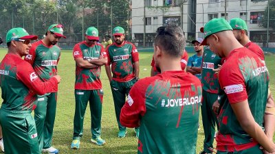 রংপুরের অনুশীলনে শিষ্যদের সঙ্গে কথা বলছেন আশরাফুল।