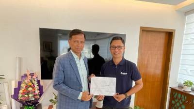 সার্টিফিকেট হাতে বসুন্ধরা কিংস সভাপতির সঙ্গে নয়ন