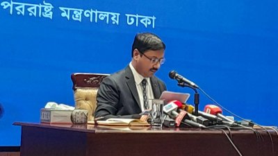 বক্তব্য দিচ্ছেন  পররাষ্ট্র মন্ত্রণালয়ের মুখপাত্র মো. তৌফিক হাসান