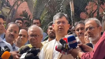 জাতীয় অর্থোপেডিক হাসপাতাল ও পুনর্বাসন প্রতিষ্ঠানের (নিটোর) সামনে সাংবাদিকদের সঙ্গে কথা বলেন বিএনপির স্থায়ী কমিটির সদস্য সালাহউদ্দিন আহম্মেদ
